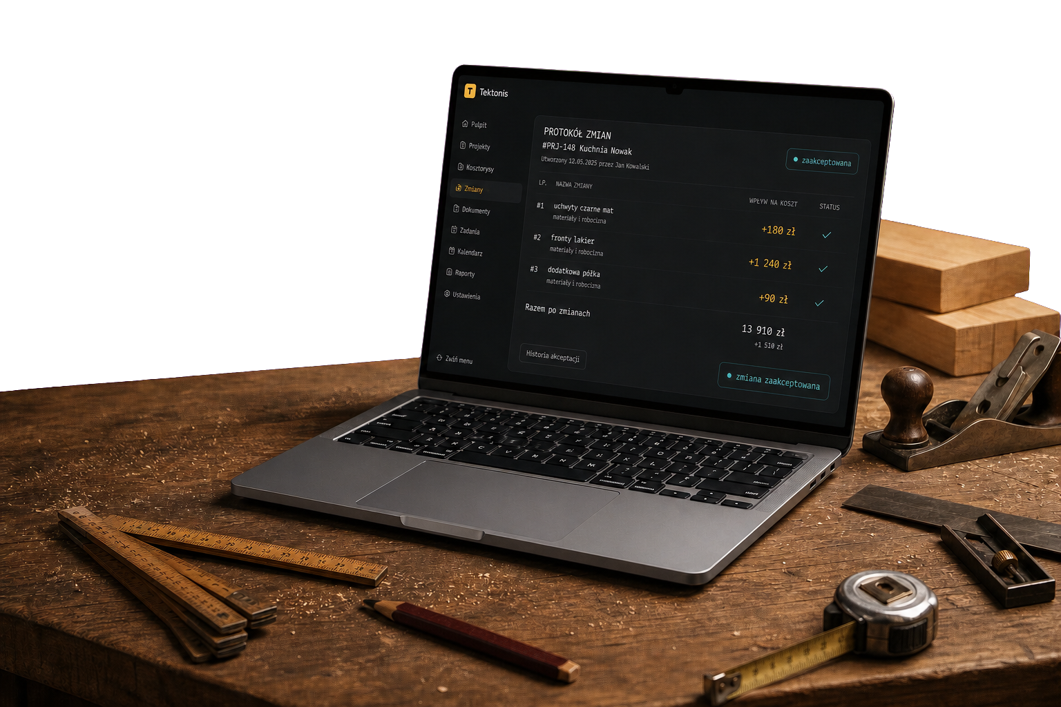 Laptop z aplikacją Tektonis na warsztacie stolarskim, protokół zmian projektu Kuchnia Nowak wśród narzędzi ciesielskich